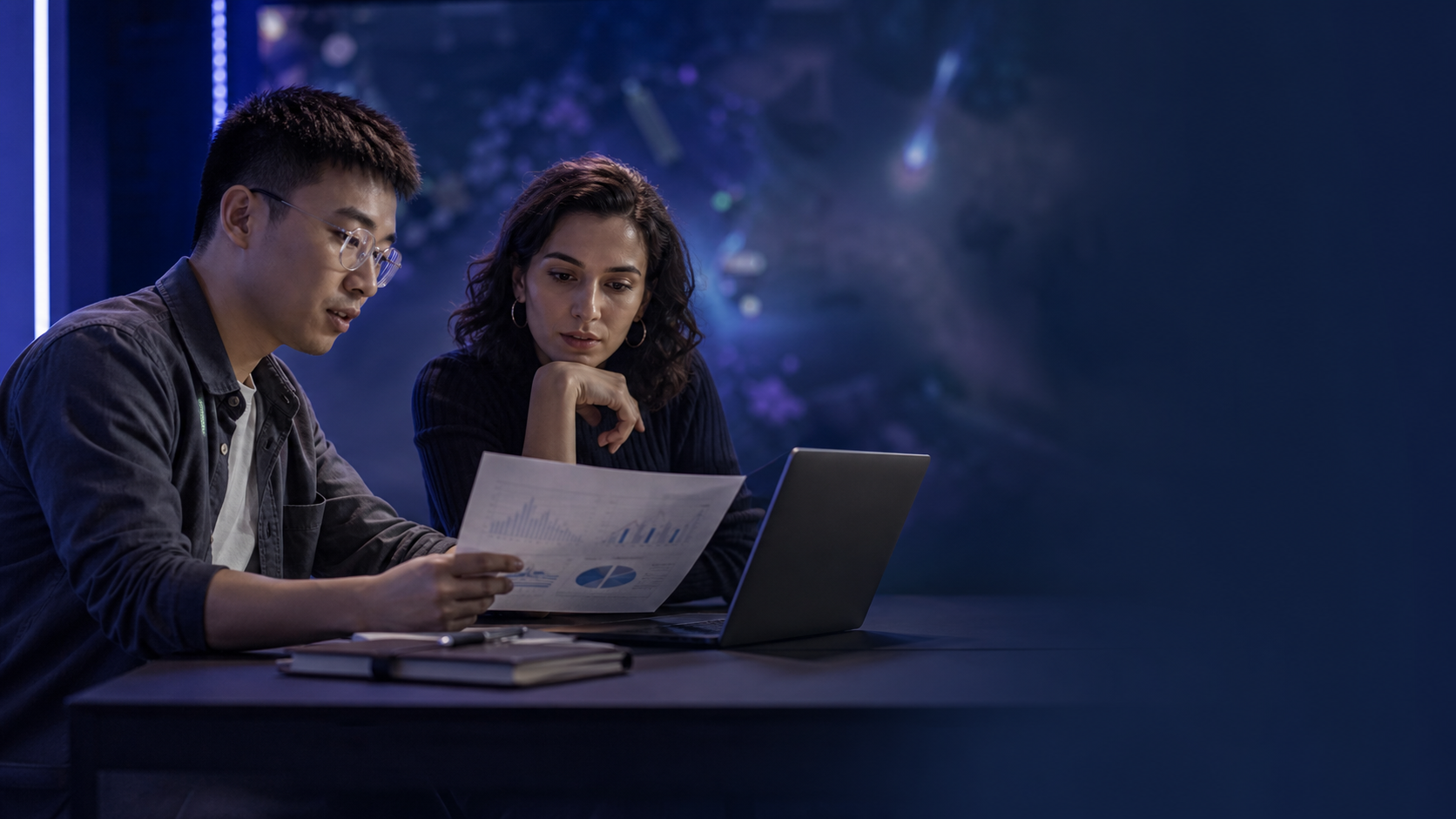Personas adultas revisando datos de una serie competitiva de esports
