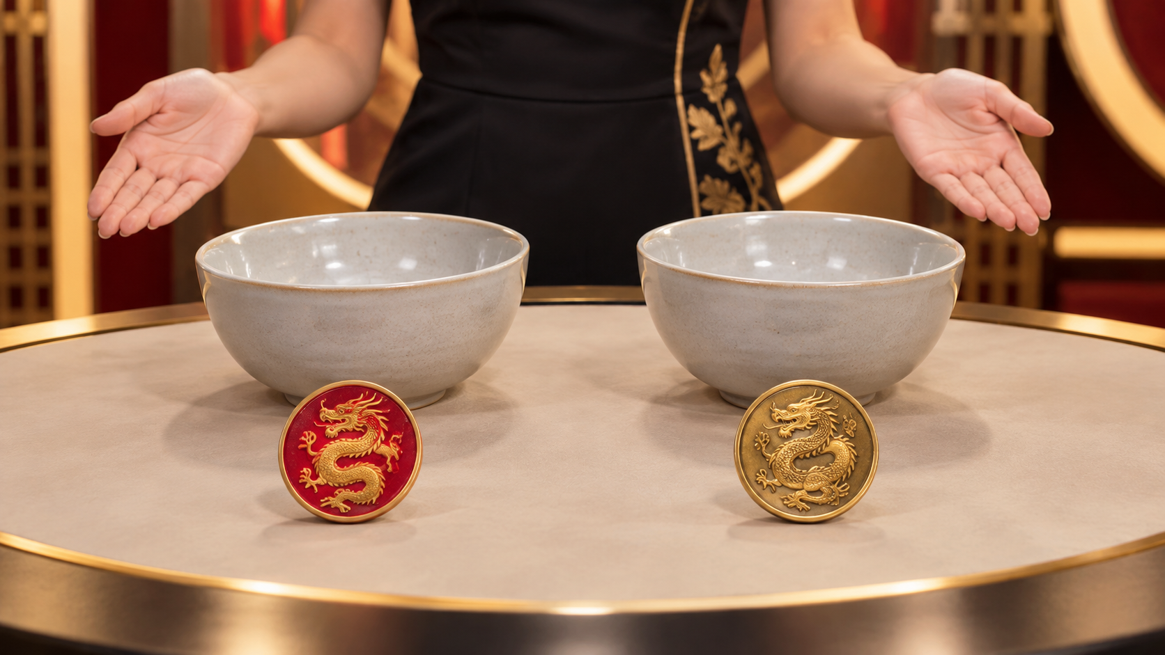 Dos cuencos con monedas de caras roja y dorada en una mesa de juego en vivo